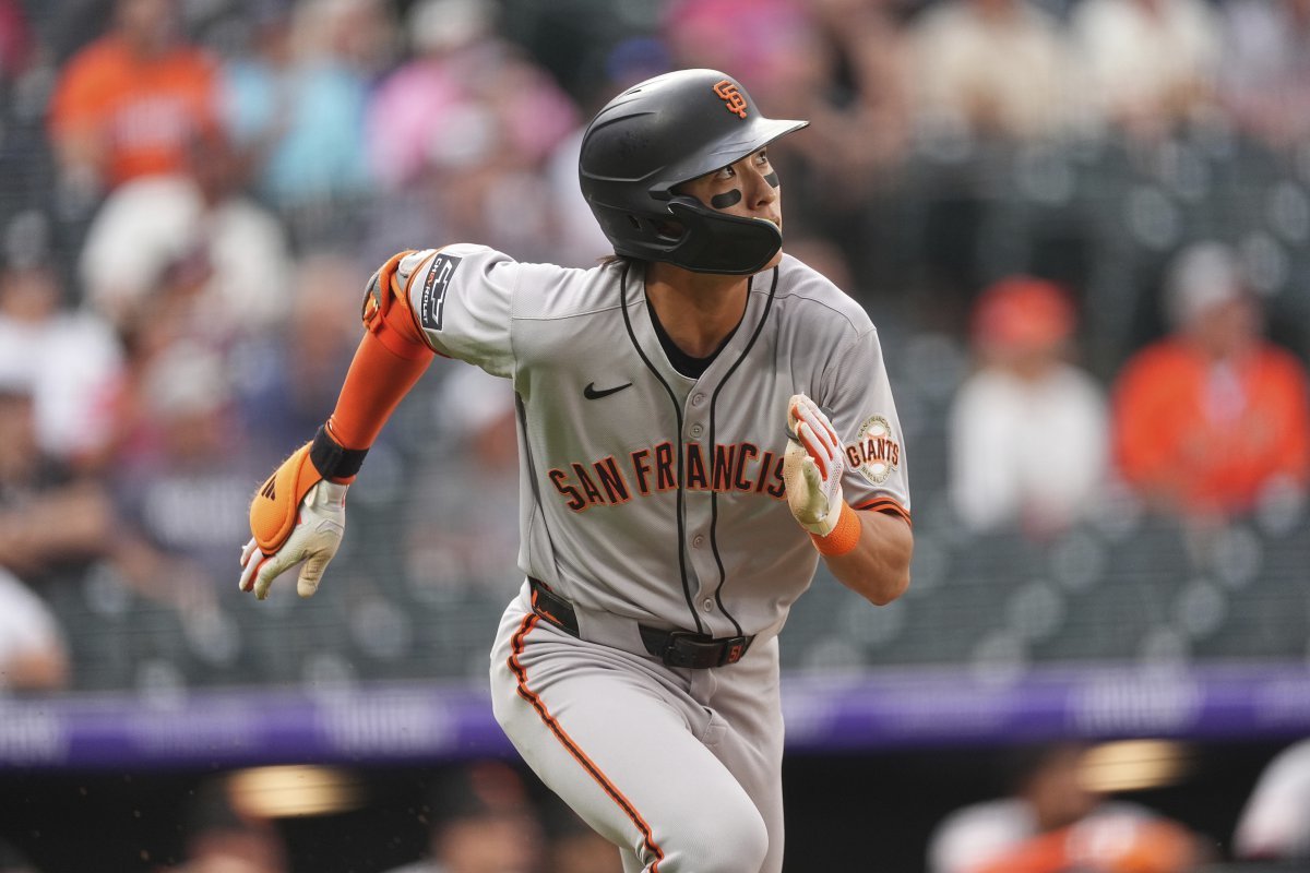 이정후가 11일(한국시간) 미국 콜로라도주 덴버의 쿠어스필드에서 열린 ‘2025 메이저리그(MLB)’ 콜로라도와 원정경기에 1회초 카슨 팜퀴스트를 상대로 시즌 3번째 3루타를 때린 뒤 타구를 바라보고 있다. 허리 통증을 털어낸 이정후는 5타수 1안타 2득점 활약으로 팀의 6-5 승리를 도왔다. 덴버(미 콜로라도주)｜AP뉴시스 