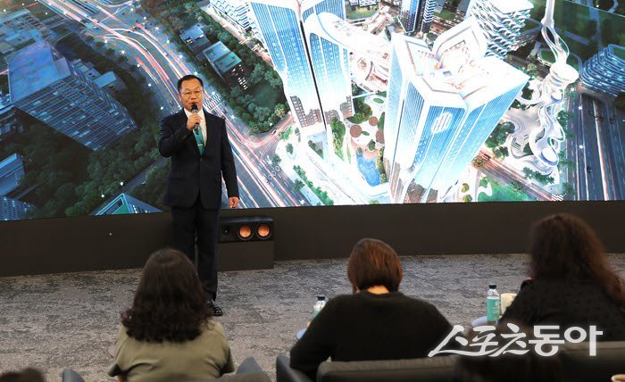 정희민 포스코이앤씨 사장이 지난 10일 서울 용산 정비창 전면1구역 재개발정비사업 홍보관을 찾아 조합원들과 소통하고 있다. 사진제공ㅣ포스코이앤씨