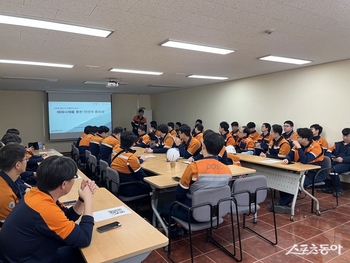 포스코 포항제철소 대수리 참여 직원들이 맞춤형 특별안전교육을 받고 있다. 사진제공ㅣ포스코