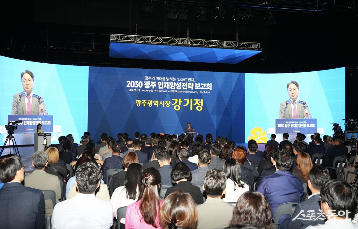 강기정 광주광역시장이 11일 광주실감콘텐츠큐브(GCC) VX스튜디오에서 열린 ‘2030 광주 인재양성전략 보고회’에 참석해 인사말을 하고 있다.  사진제공=광주광역시
