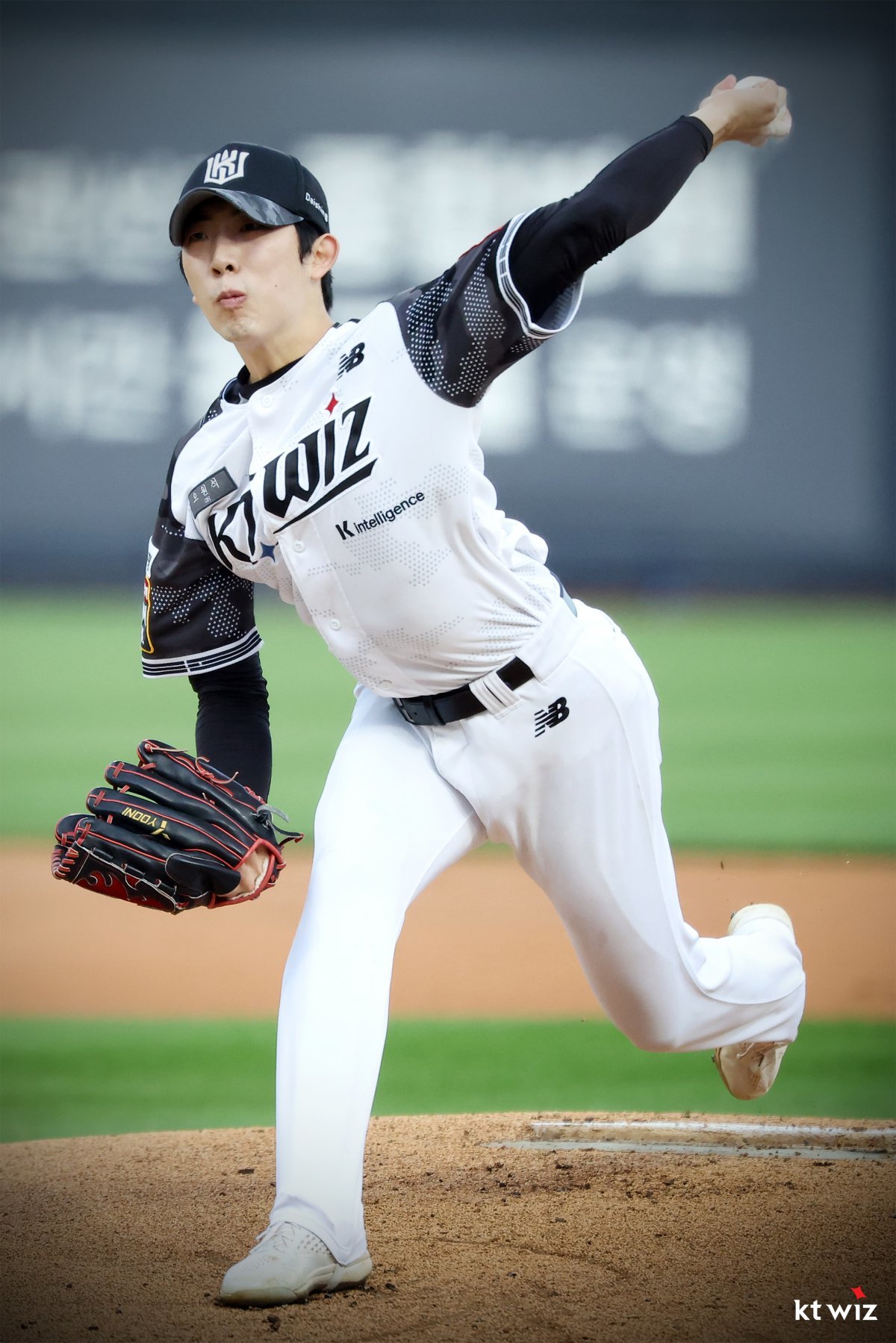 KT 오원석이 10일 수원KT위즈파크에서 열린 롯데와 홈경기에 선발등판해 역투하고 있다. 사진제공｜KT 위즈