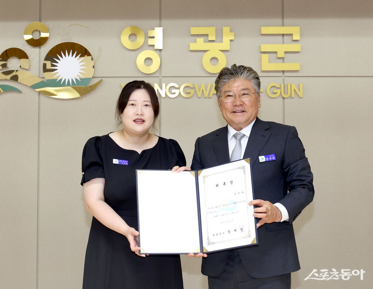 장세일 영광군수가 지난 9일 ‘제1기 청년명예부군수’를 위촉하고 위촉장을 전달하고 있다. 사진제공=영광군