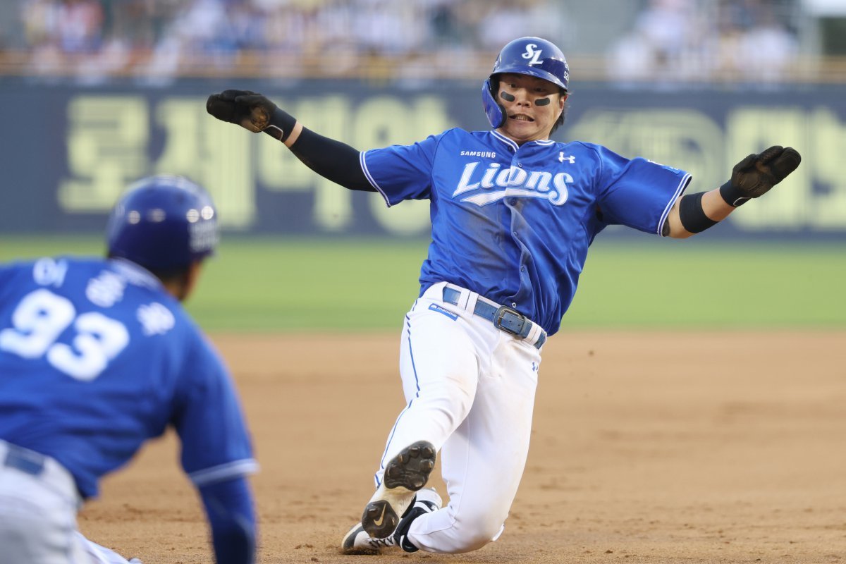 삼성 류지혁(오른쪽)은 10일 광주 KIA전에서 왼쪽 엄지손가락을 다쳤다. 병원 검진받은 4곳의 결과가 모두 달라 대구로 이동해 재검진할 계획이다. 사진제공｜삼성 라이온즈