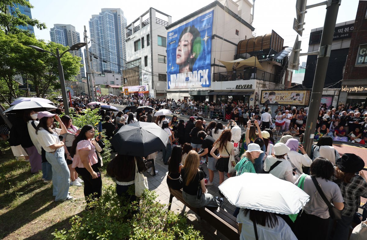 방탄소년단(BTS) 정국, 지민이 전역한 11일 서울 용산구 하이브 사옥 앞에서 BTS의 팬덤 ‘아미’(ARMY)들이 멤버들의 전역을 축하하고 있다. 뉴시스