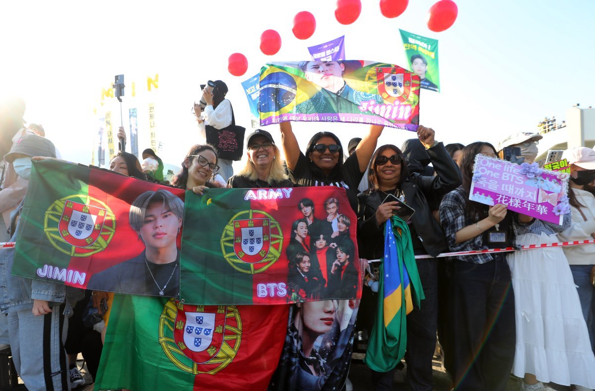 방탄소년단(BTS) 지민과 정국이 전역을 앞둔 11일 오전 경기도 연천군의 한 부대 인근에서 방탄소년단 팬들이 현수막을 흔들고 있다. 뉴시스