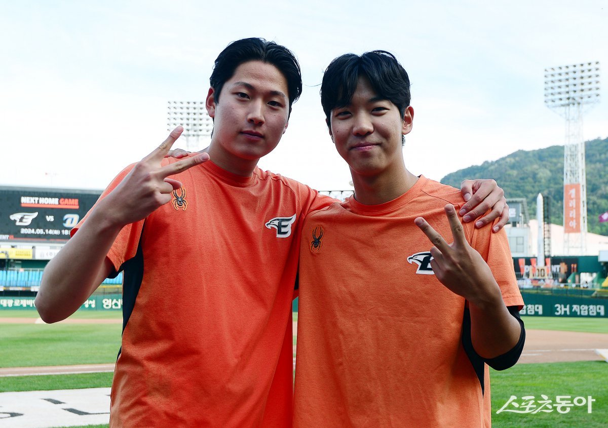 2024년 프로 입단 동기인 한화 조동욱(왼쪽)과 황준서는 지난해 고졸 데뷔전 선발승을 올렸던 투수들이다. 올 시즌 기존 선발진의 부상으로 긴급 소방수 역할을 맡게 된 둘은 지난해의 경험을 살려 한화 선발 마운드의 새로운 버팀목 역할을 하고 있다. 스포츠동아DB