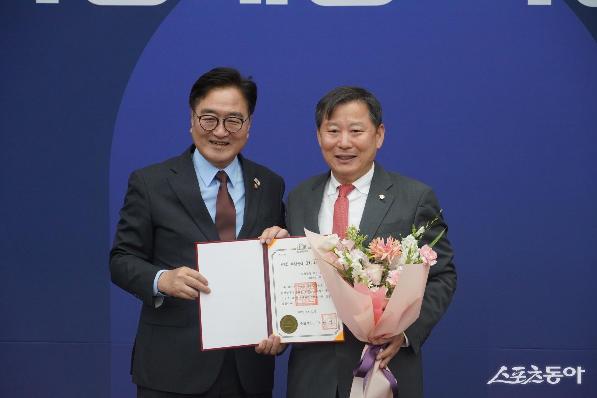 이철규 국회의원(국민의힘, 강원 동해·태백·삼척·정선)이 지난 11일 국회 개원 77주년을 맞아 진행된 ‘제5회 대한민국 국회 의정대상’ 시상식에서 입법 활동 부문 수상자로 선정되는 영예를 안았다(이철규 의원 우측). 사진제공｜이철규 국회의원