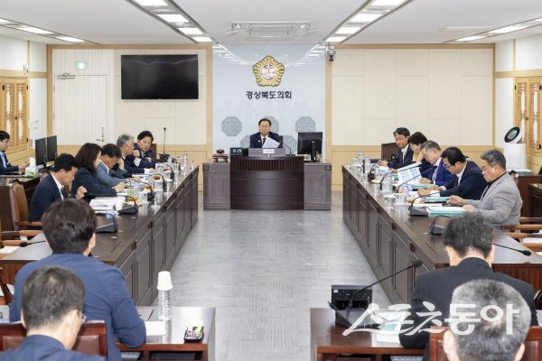 경상북도의회 의장단, 상임위원장 연석회의에서 대통령 대선 공약 이행 추진 상황을 점검하고 있다. 사진제공 ㅣ 경북도의회