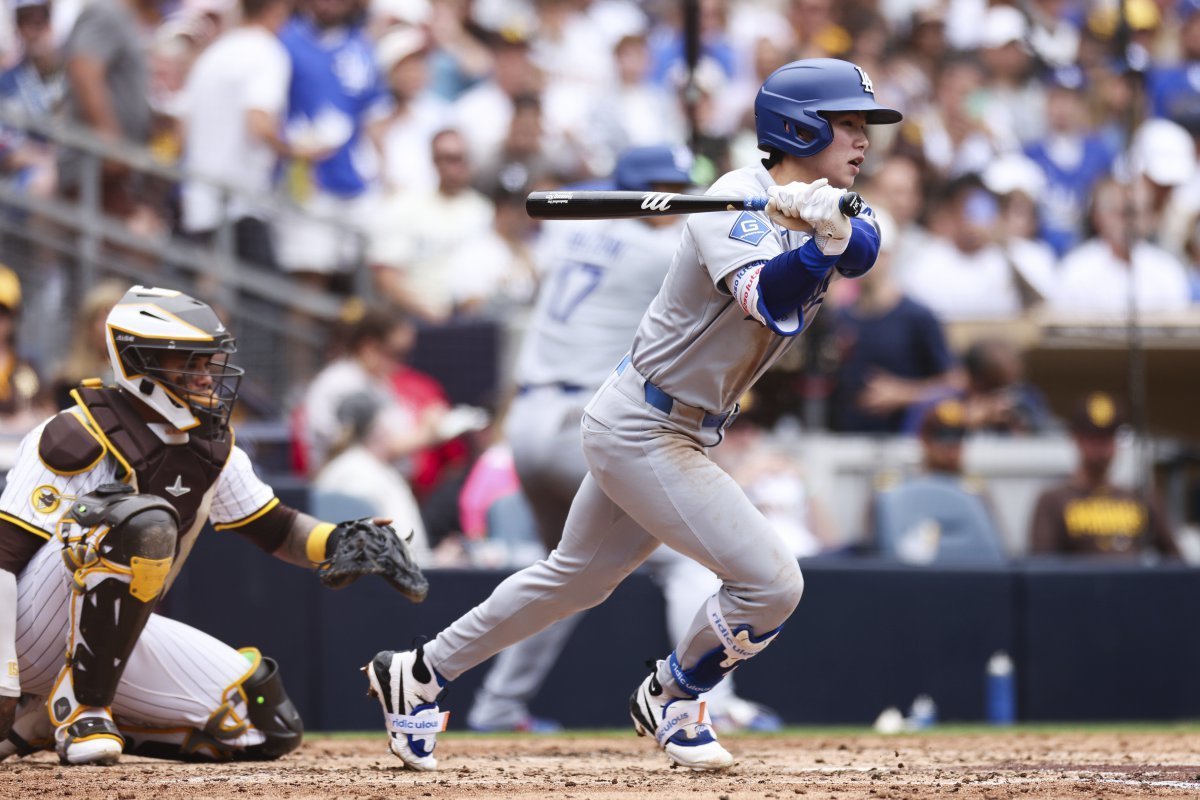 다저스 김혜성이 12일(한국시간) 펫코파크에서 열린 샌디에이고와 원정경기 5회초 2루수 땅볼을 치고 있다. 샌디에이고(미 캘리포니아주)｜AP뉴시스