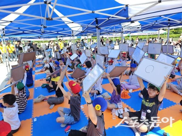 지난해 영주시 ‘아이! 신나 페스티벌 봄나들이 가족걷기 행사’에 참가한 아이들의 모습. 사진제공ㅣ영주시