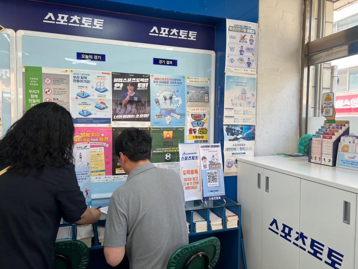 11일 대전 일대에서 펼쳐진 오프라인 도박중독 예방 캠페인에서 현장 상담을 진행하고 있는 캠페인 관계자와 시민.