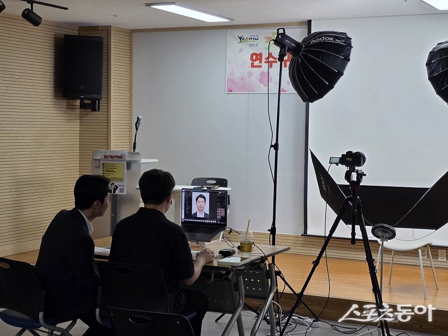 인천 연수구, 취업을 위한 이미지메이킹과 증명사진 특강을 진행했다. 사진제공|인천 연수구청