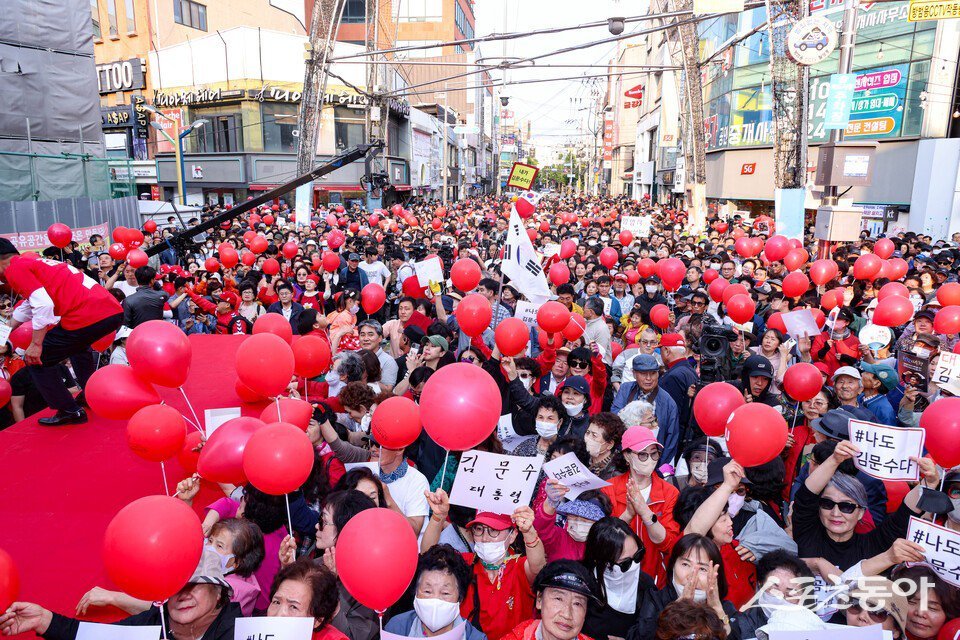 지난 5월 31일 당시 김문수 국민의힘 대통령 후보의 포항 중앙상가 유세에 모였던 포항시민들.  사진제공ㅣ독자