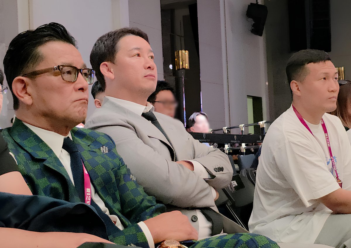 일본 최대 종합격투기(MMA) 단체 ‘라이진FF’가 지난달 31일 인천 파라다이스시티 호텔에서 ‘RIZIN FF WORLD SERIES IN KOREA’를 개최했다. 사카키바라 노부유키 라이진FF 대표(왼쪽)가 정문홍 로드FC 회장(가운데), 정찬성 ZFN 대표와 함께 대회 현장에서 경기를 관람하는 모습. 사진제공｜로드FC