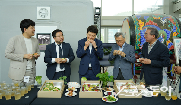 이강덕 시장(가운데)이 12일 에어팜 전시장에서 수확 채소를 활용해 만든 샌드위치를 맛보고 있다. 사진제공ㅣ포항시