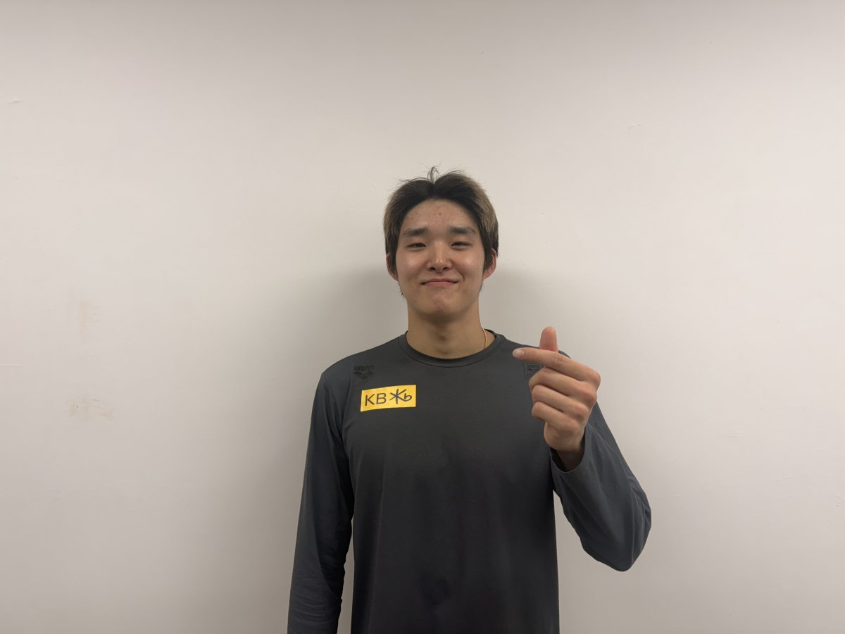 김우민이 12일 남부대 시립국제수영장에서 열린 제4회 광주전국수영선수권대회 2일째 남자 일반부 자유형 200m에서 우승한 뒤 기뻐하고 있다. 다음달 11일(한국시간) 싱가포르에서 열릴 세계수영선수권대회를 앞두고 열린 마지막 실전무대에서 호조를 보였다. 사진제공│올댓스포츠