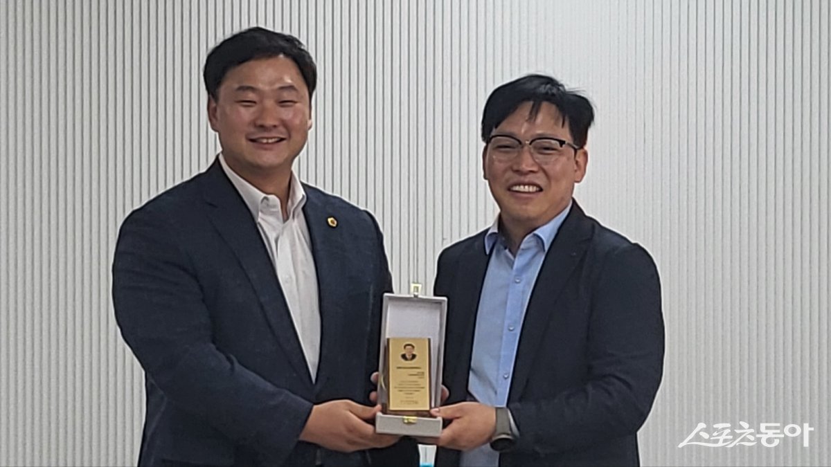 경기도의회 고준호 의원(국민의힘, 파주1)이 지난 12일 파주시사회복지협의회로부터 감사패를 받았다. 사진제공|고준호 의원