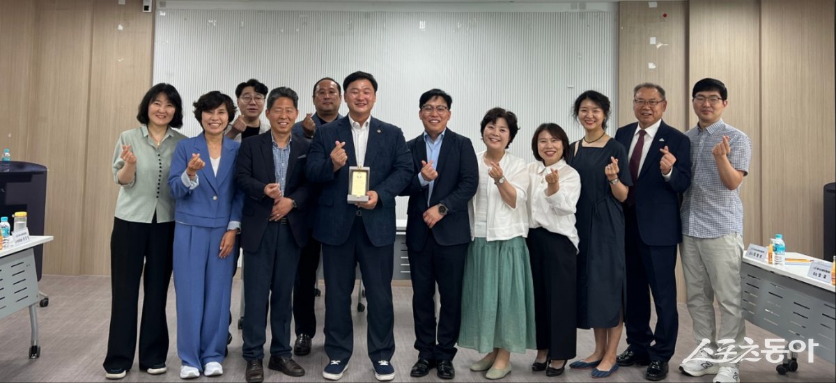 경기도의회 고준호 의원(국민의힘, 파주1)이 지난 12일 파주시사회복지협의회로부터 감사패를 받았다(기념 촬영 모습). 사진제공|고준호 의원