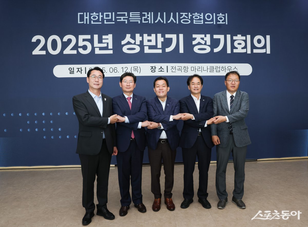 이동환 시장(오른쪽 두번째)이 12일 화성시에서 대한민국특례시시장협의회 2025년 상반기 정기회의 참석자 기념 촬영하고 있다.  사진제공ㅣ고양시