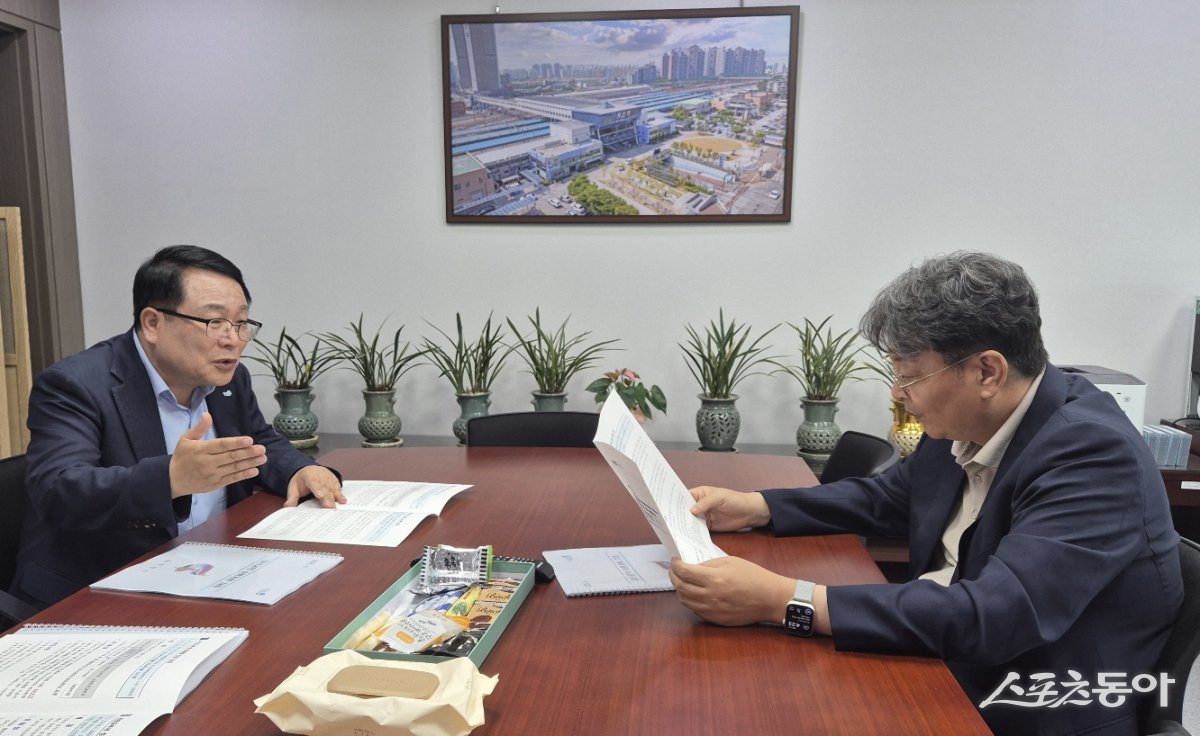 정헌율 익산시장이 지난 12일 국회에서 이춘석 국회의원에게 핵심 현안사업의 필요성을 설명하며 적극적인 지원을 요청하고 있다. 사진제공=익산시