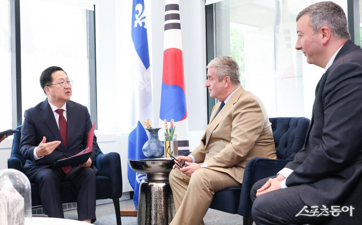 이장우 대전시장이 지난 13일(현지시각) 퀘벡주정부의 공식 초청을 받아 퀘벡시를 방문, 세계경제과학도시연합 가입 의향서를 전달받으며 대전과 퀘벡 간 글로벌 협력 관계가 한층 강화될 전망이다(이장우 대전시장과 퀘백주 관계자들). 사진제공|대전시