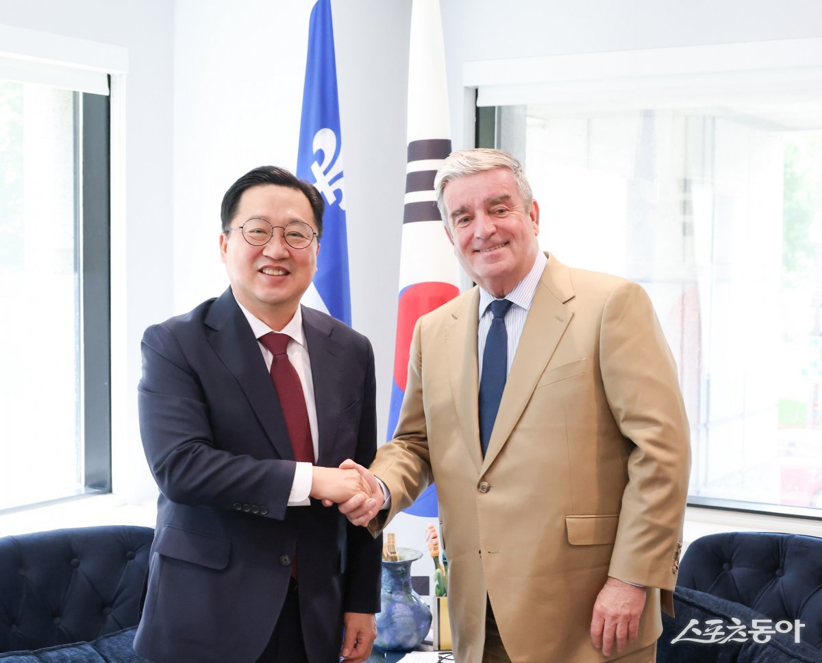 이장우 대전시장이 지난 13일(현지시각) 퀘벡주정부의 공식 초청을 받아 퀘벡시를 방문, 세계경제과학도시연합 가입 의향서를 전달받으며 대전과 퀘벡 간 글로벌 협력 관계가 한층 강화될 전망이다(이장우 대전시장과 퀘백 알랭 상스 카르티에 대외관계부 차관). 사진제공|대전시