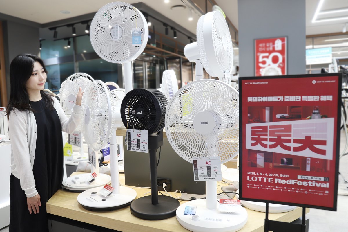 인기 여름 가전 할인 행사를 소개하고 있는 모델. 사진제공|롯데하이마트