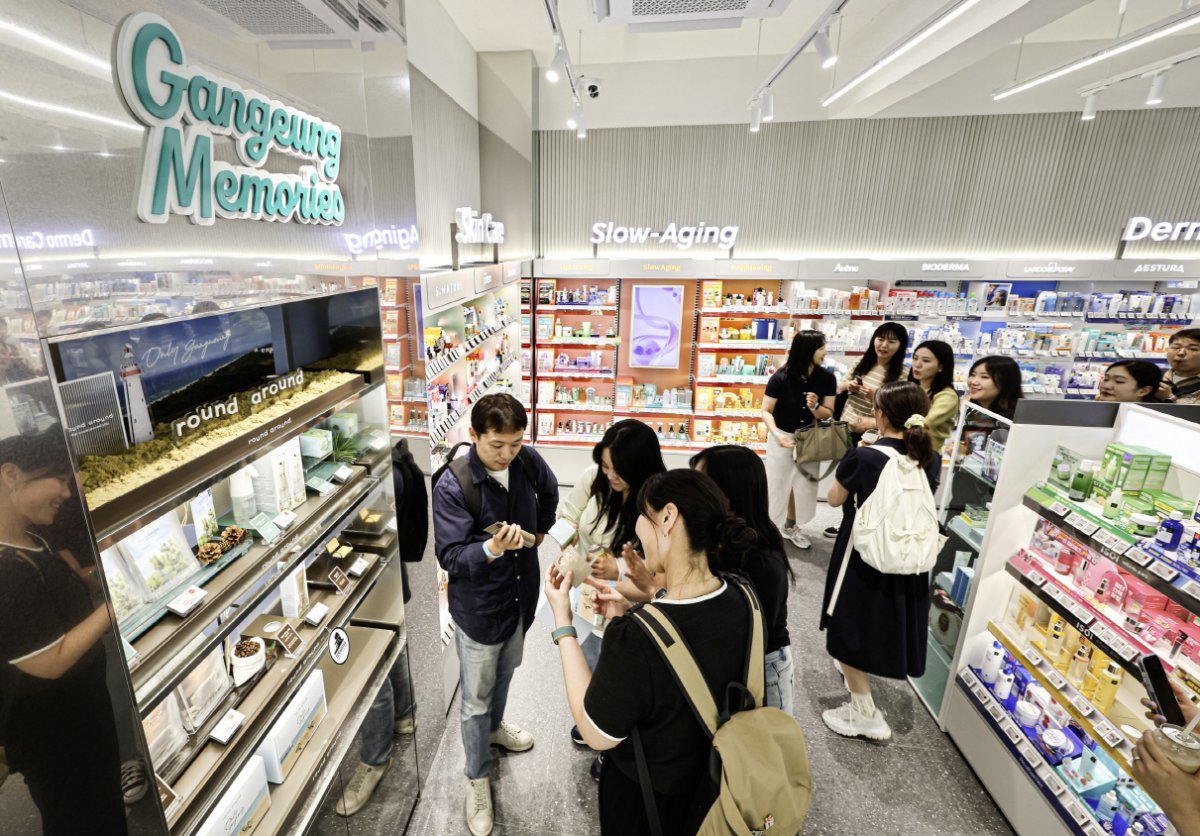 ‘강릉타운’의 지역특화존을 찾은 고객들. 사진제공｜CJ올리브영 