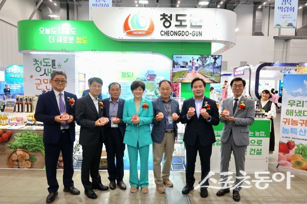 2025 명품대구경북박람회 청도군 홍보부스를 방문한 김학홍 경북도 행정부지사를 비롯한 기관장들과 기념 촬영하고 있다. 사진제공 ㅣ 청도군