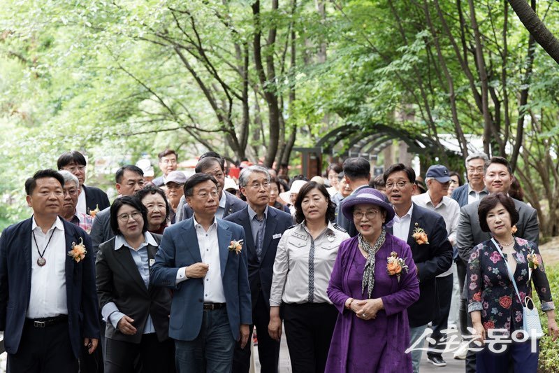 신상진 성남시장(앞줄 윈쪽 세번째)이 14일 분당구 야탑동 ‘야탑천 오야소리길에서 주민들과 담소하면서‘ 함께 걷고 있다.  사진제공ㅣ성남시