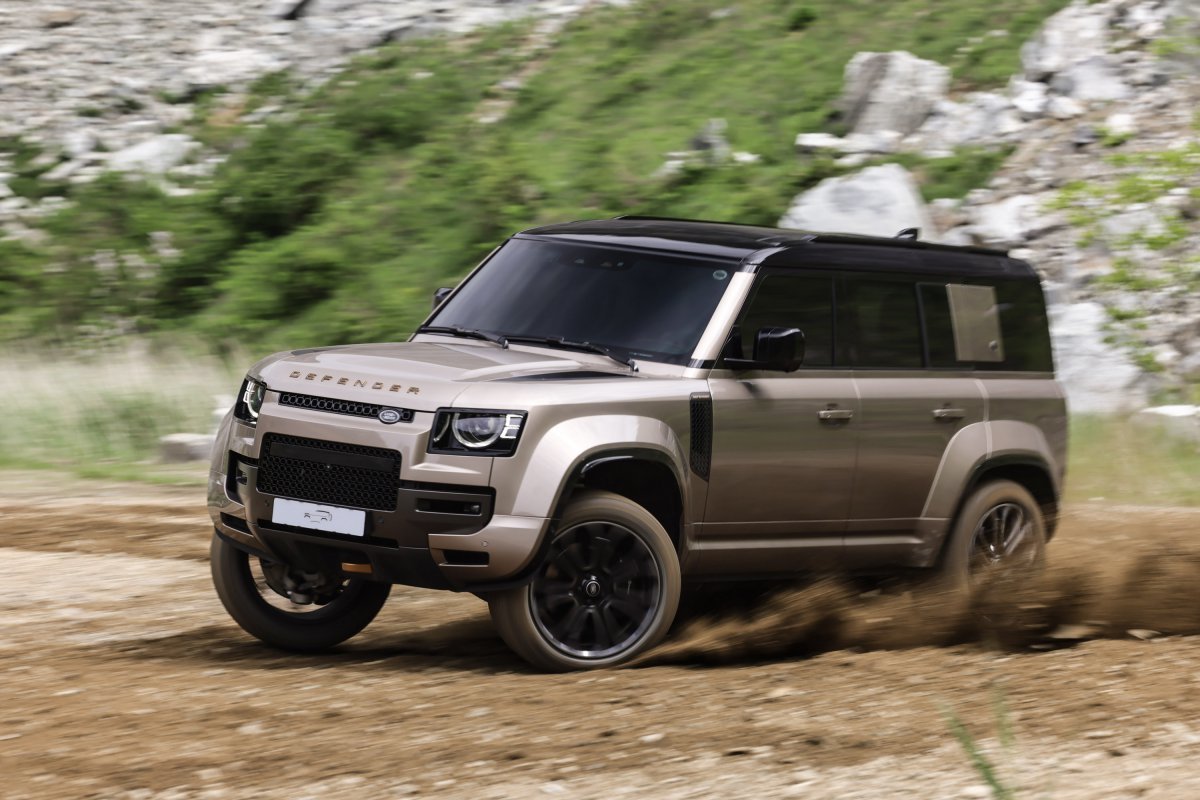 “635마력 V8 엔진과 ‘옥타 모드’로 무장한 디펜더 옥타가 고속 험로 주행 성능을 선보이고 있다. 스포츠동아DB