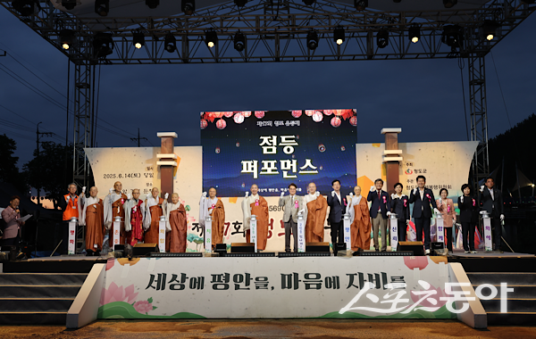 14일 경북 청도군 ‘청도 유등제’에서 스님들이 점등 퍼포먼스를 하고 있는 모습. 사진제공ㅣ청도군