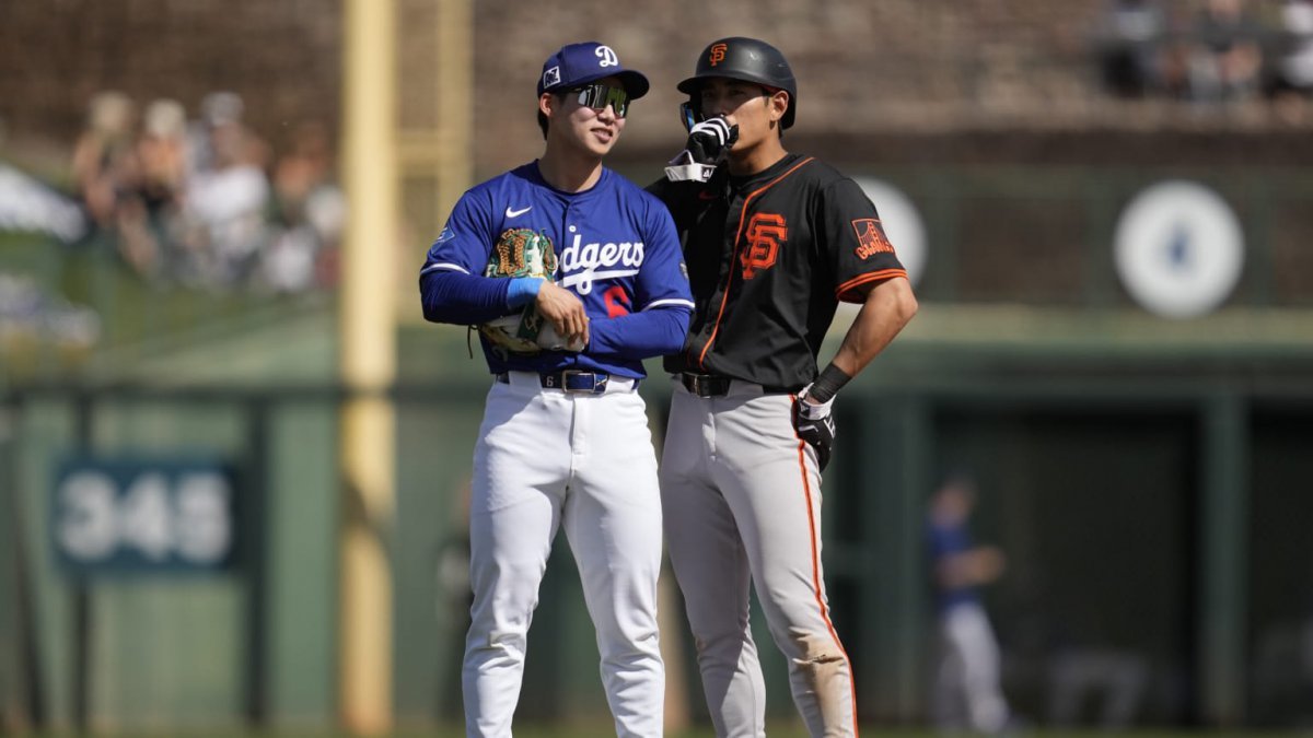 샌프란시스코 이정후(오른쪽)와 다저스 김혜성이 15일 다저스타디움에서 첫 맞대결을 펼쳤다. 이들은 키움 시절 드래프트 동기이자 절친으로 함께 성장하며 세계적인 무대인 메이저리그에서 다시 만났다.｜MLB닷컴