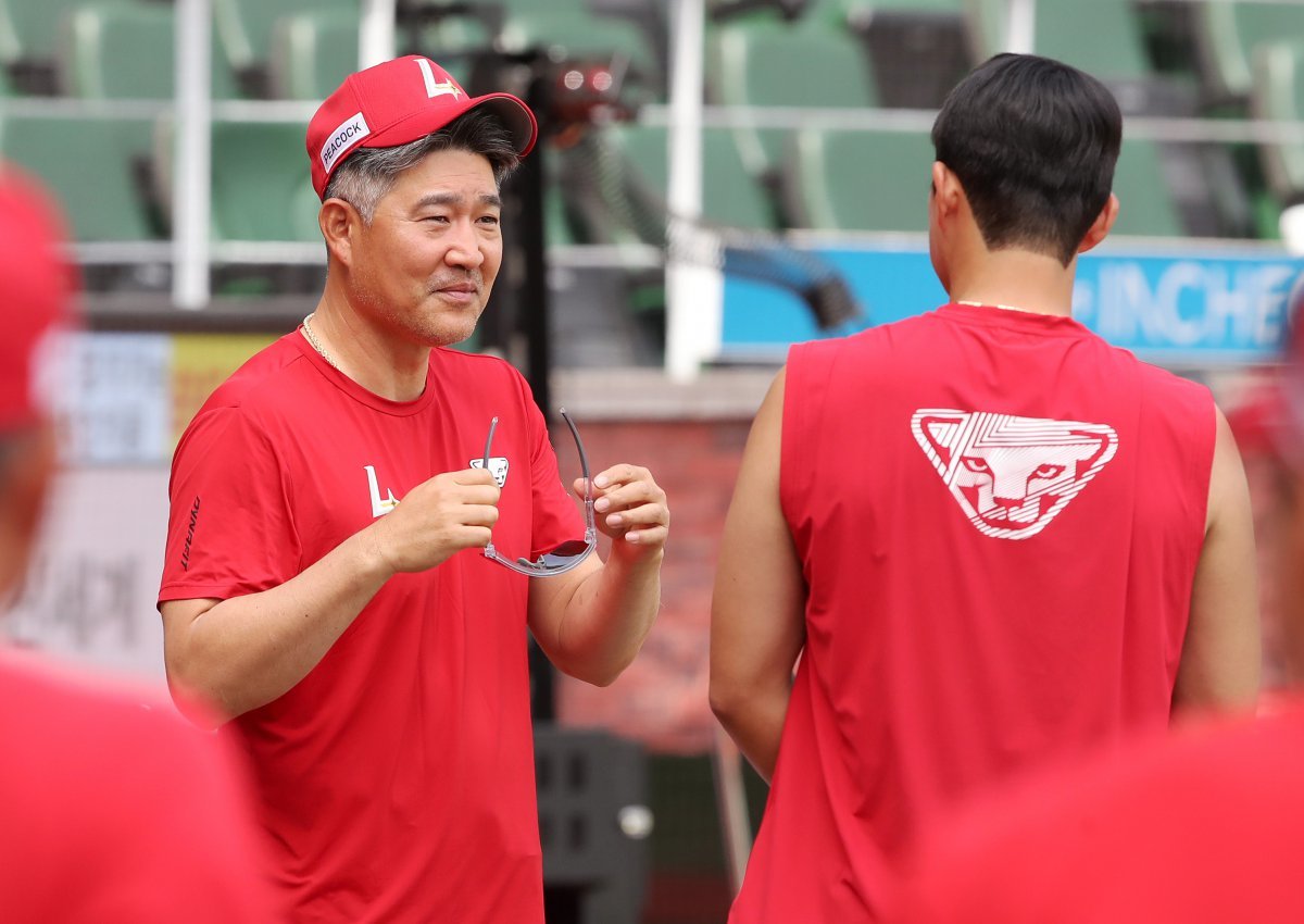 이숭용 SSG 감독(왼쪽)은 15일 인천 롯데전을 앞두고 “좌완 불펜을 3명으로 운용하는 게 가장 이상적”이라고 말했다. 현재 1군 엔트리에 있는 박시후, 김택형과 더불어 한두솔이 합류한다면 이 감독의 청사진이 완성된다. 사진제공|SSG 랜더스