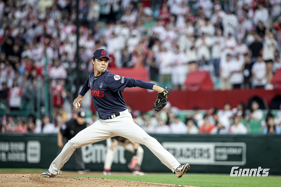 롯데 윤성빈이 15일 인천SSG랜더스필드에서 열린 SSG와 원정경기 7회말 구원등판해 역투하고 있다. 사진제공|롯데 자이언츠