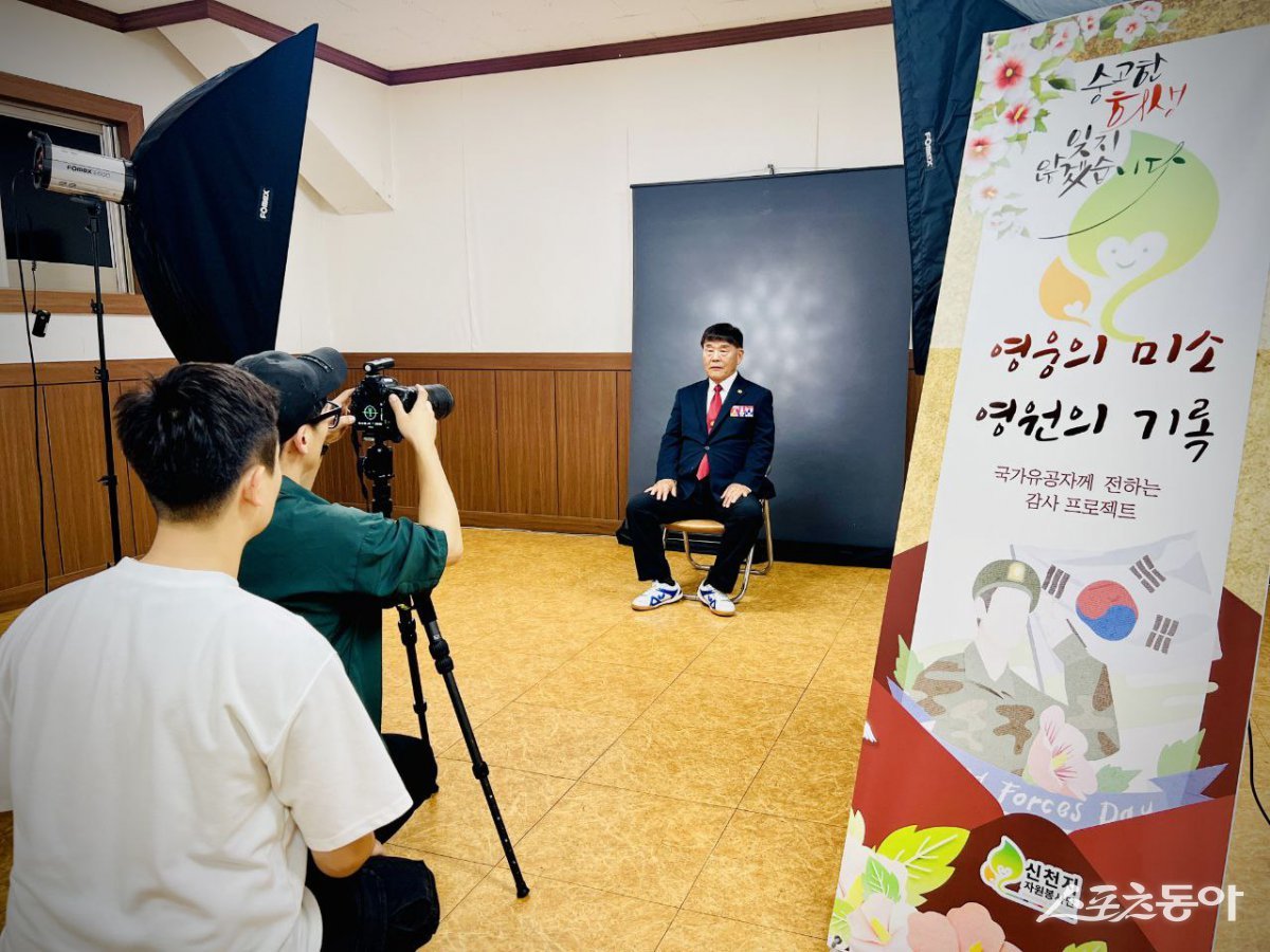 신천지자원봉사단 마산지부가 지난 12일 대한민국 무공수훈자회 경남지부 마산지회 사무실을 찾아 장수 사진 촬영 봉사를 하고 있다. (사진제공=신천지자원봉사단 마산지부)