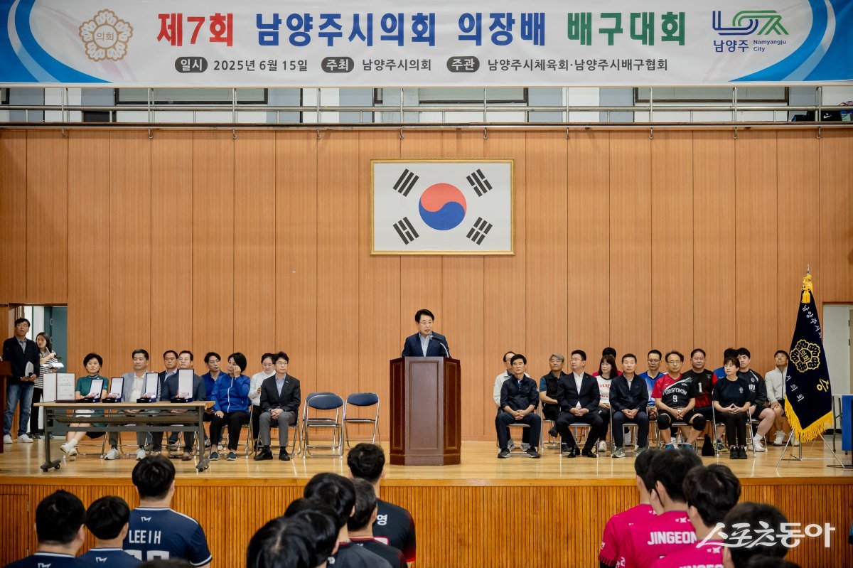 조성대 의장이 15일 남양주시 금곡동 실내체육관에서 “제7회 남양주시의회 의장기 배구대회”에서 인사말을 하고 있다. 사진제공ㅣ남양주시의회