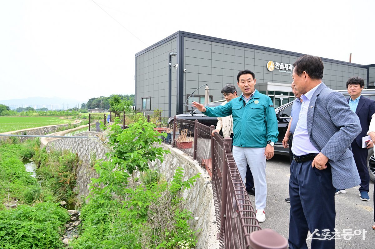 백영현 포천시장(오른쪽 두번째)은 지난 13일 가산면 “중소기업인 한울제과와 ㈜세진케미칼을 직접 방문해 현장의 애로사항”을 청취하고 있다. 사진제공ㅣ포천시