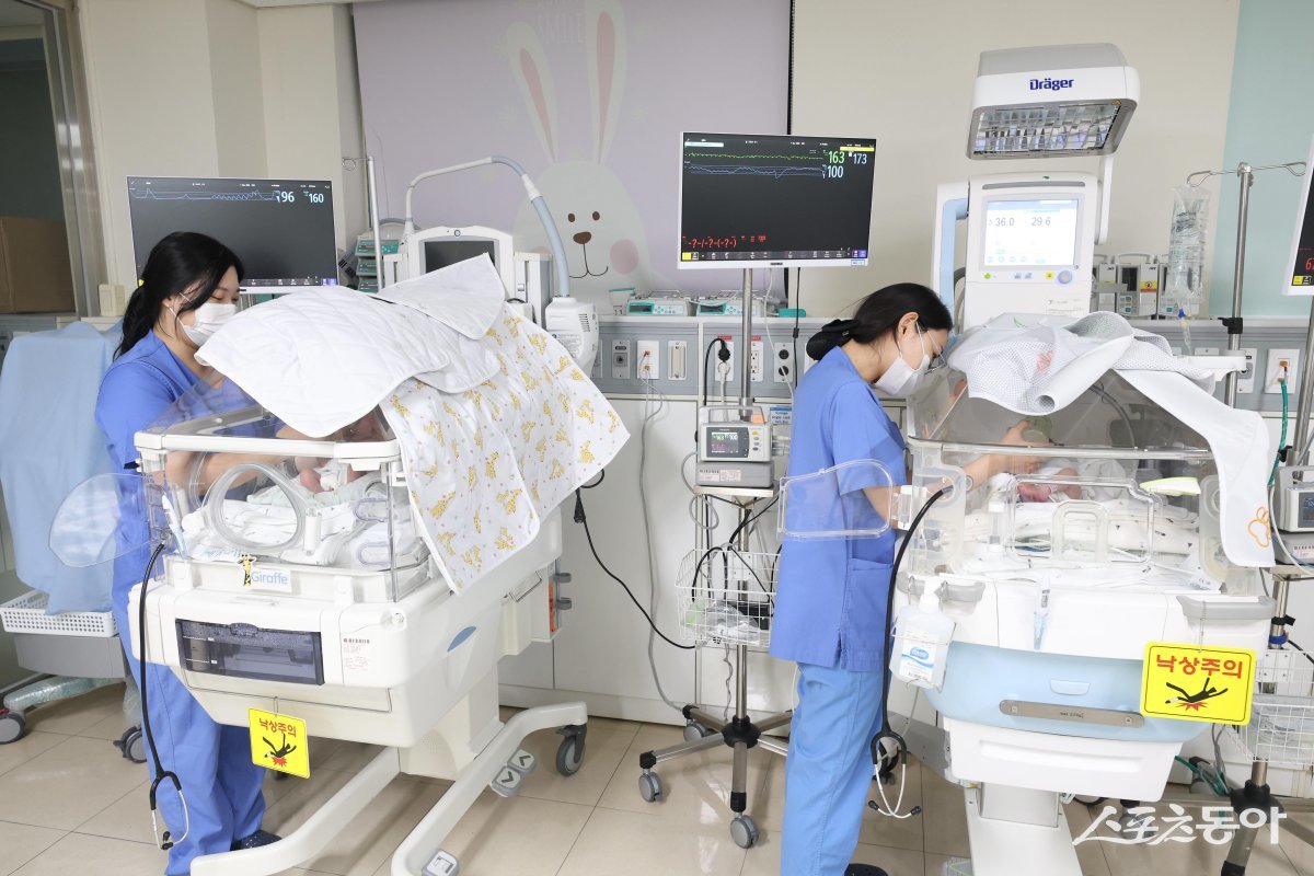 구미플러스 신생아 집중 치료센터에서 간호사들이 신생아를 돌보고 있다. 사진제공ㅣ구미시