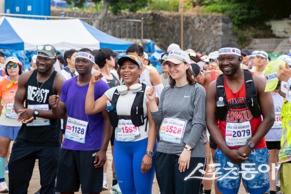 독도 지키기 울릉도 국제마라톤대회에 참가한 외국인 선수들이 파이팅을 외치고 있다. 사진제공 ㅣ 울릉군