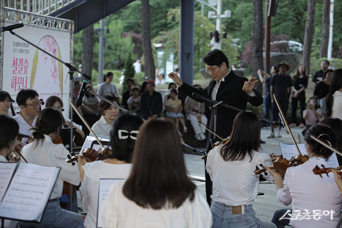 지난 14일 포항 철길 숲에서 열린 포스코 포항제철소 포스필하모닉오케스트라의 ‘찾아가는 클래식 연주회 철길숲 하모니’ 광경. 사진제공ㅣ포스코 포항제철소