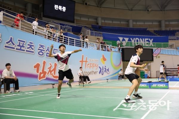 김천시 2025 대통령기 전국종별배드민턴선수권대회에 참가한 선수들이 경기를 진행하고 있는 모습. 사진제공ㅣ김천시