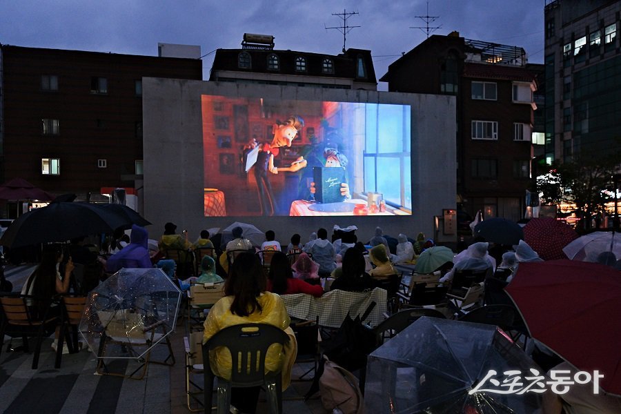 인천 부평구, 굴포먹거리타운 중앙광장에서 ‘굴포애[愛]달밤 야외극장’을 진행하고 있다.  사진제공｜인천 부평구청