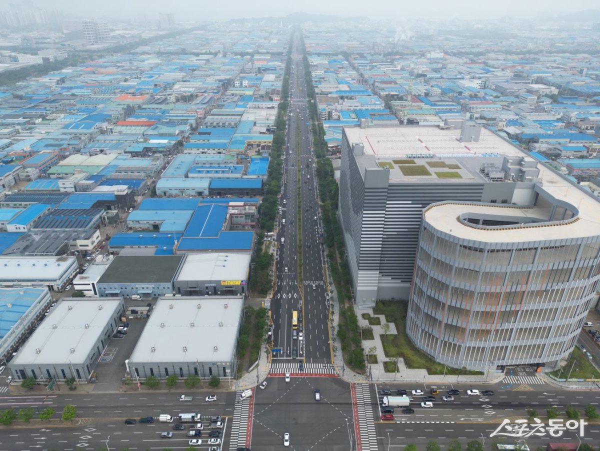 시흥시(시장 임병택)가 시화국가산업단지 재생사업의 핵심 사업 중 하나인 공단2대로(정왕동 2120) 기반시설 정비공사를 성공적으로 마무리했다. 사진제공｜시흥시