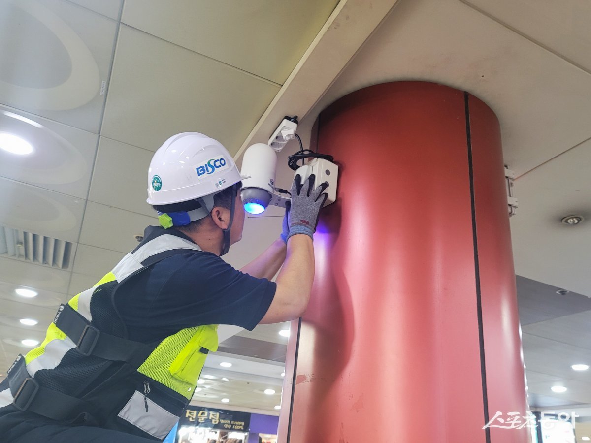 공기질 측정기 동작 상태 점검사진. (사진제공=부산시설공단)