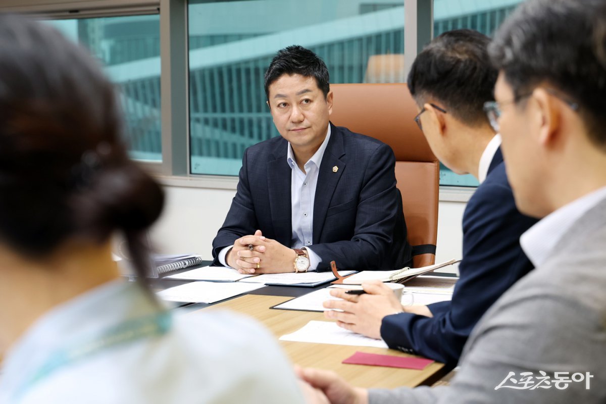 경기도의회 김진경 의장(더민주·시흥3)이 대안교육기관 급식비 지원 예산 분담을 두고 이견을 좁히지 못하고 있는 경기도와 경기도교육청 간의 갈등 중재에 나섰다. 사진제공｜경기도의회
