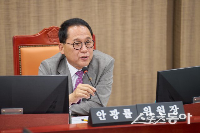 경기도의회 교육기획위원회 안광률 위원장(더불어민주당, 시흥1)이 지난 13일 열린 ‘2024회계연도 경기도교육청 결산심사’에서 교육 당국의 반복되는 불용액 발생과 구조적 비효율에 대해 강도 높은 비판을 쏟아냈다. 사진제공|안광률 위원장