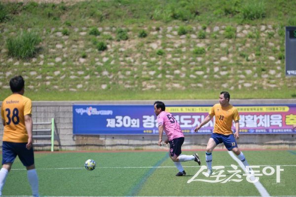 영덕에서 개최된 제30회 경상북도지사기 생활체육 축구대회 경기 모습. 사진제공 ㅣ 영덕군