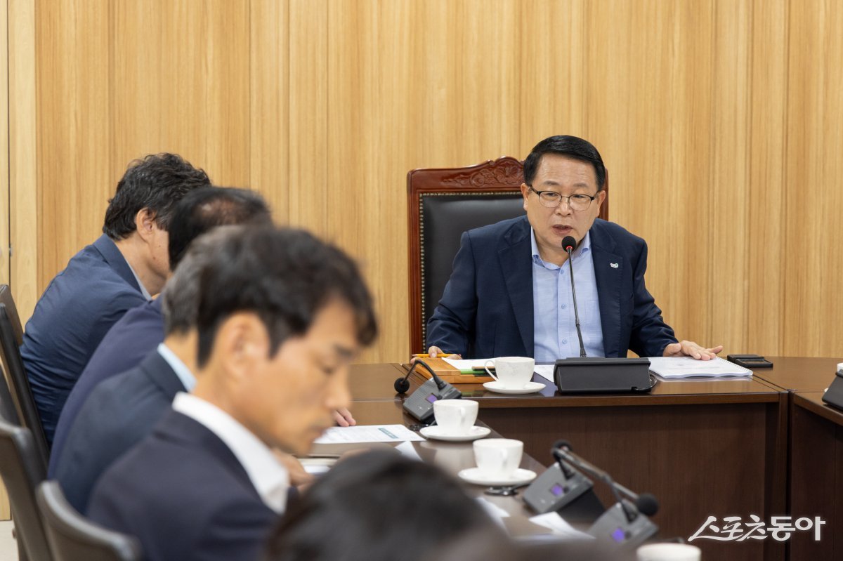 정헌율 익산시장이 16일 오전 ‘2025년 집중안전점검 최종 보고회’를 주재하고 있다. 사진제공=익산시