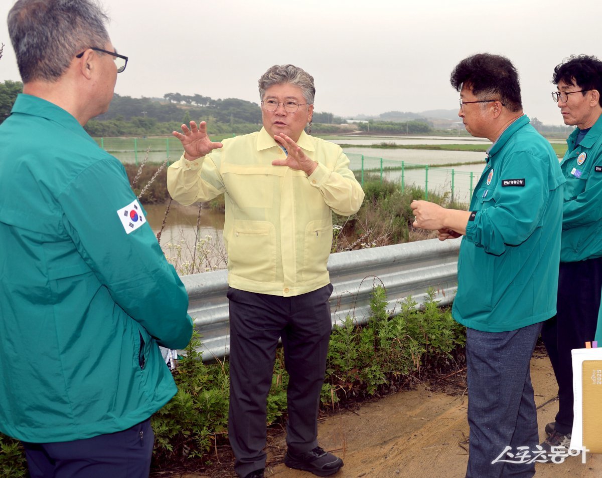 장세일 영광군수가 최근 백수읍, 군서면, 염산면 등 피해 현장을 직접 찾아 주민들을 위로하고 관계 공무원들에게 정확한 피해사항을 점검하고 있다. 사진제공=영광군